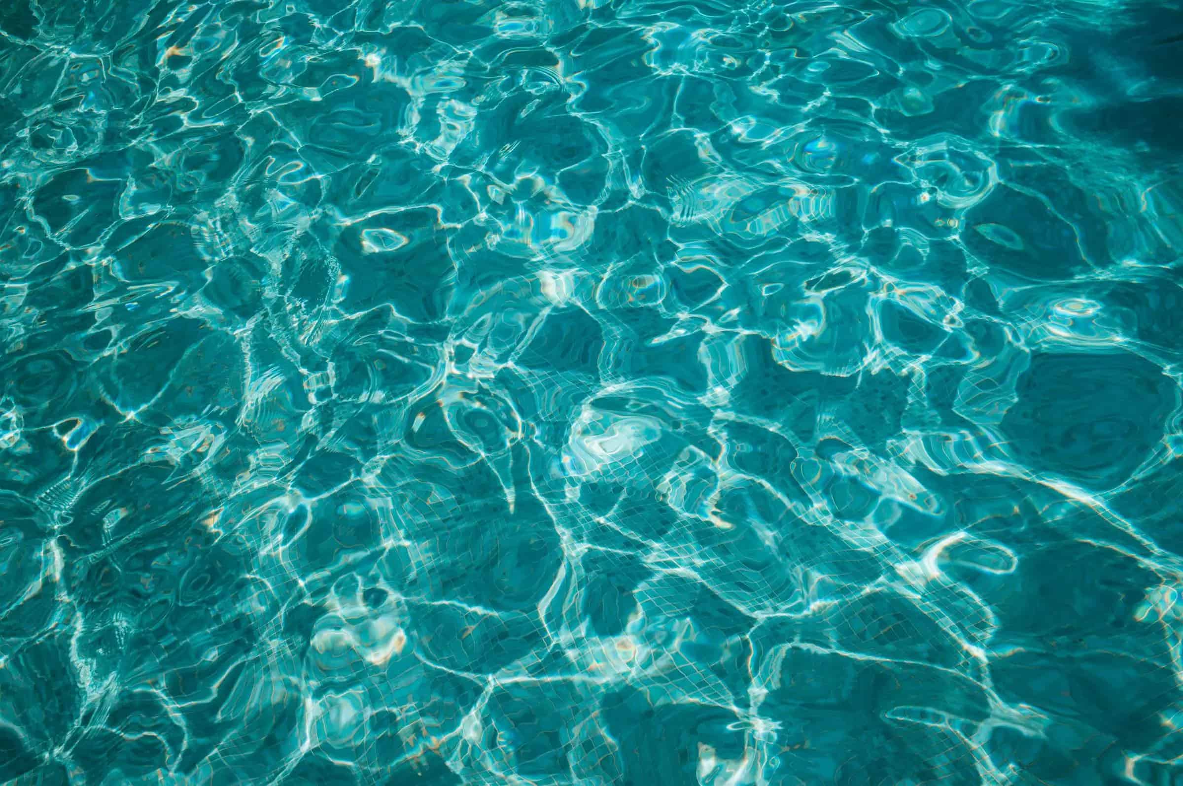 Piscina com vista ao entardecer